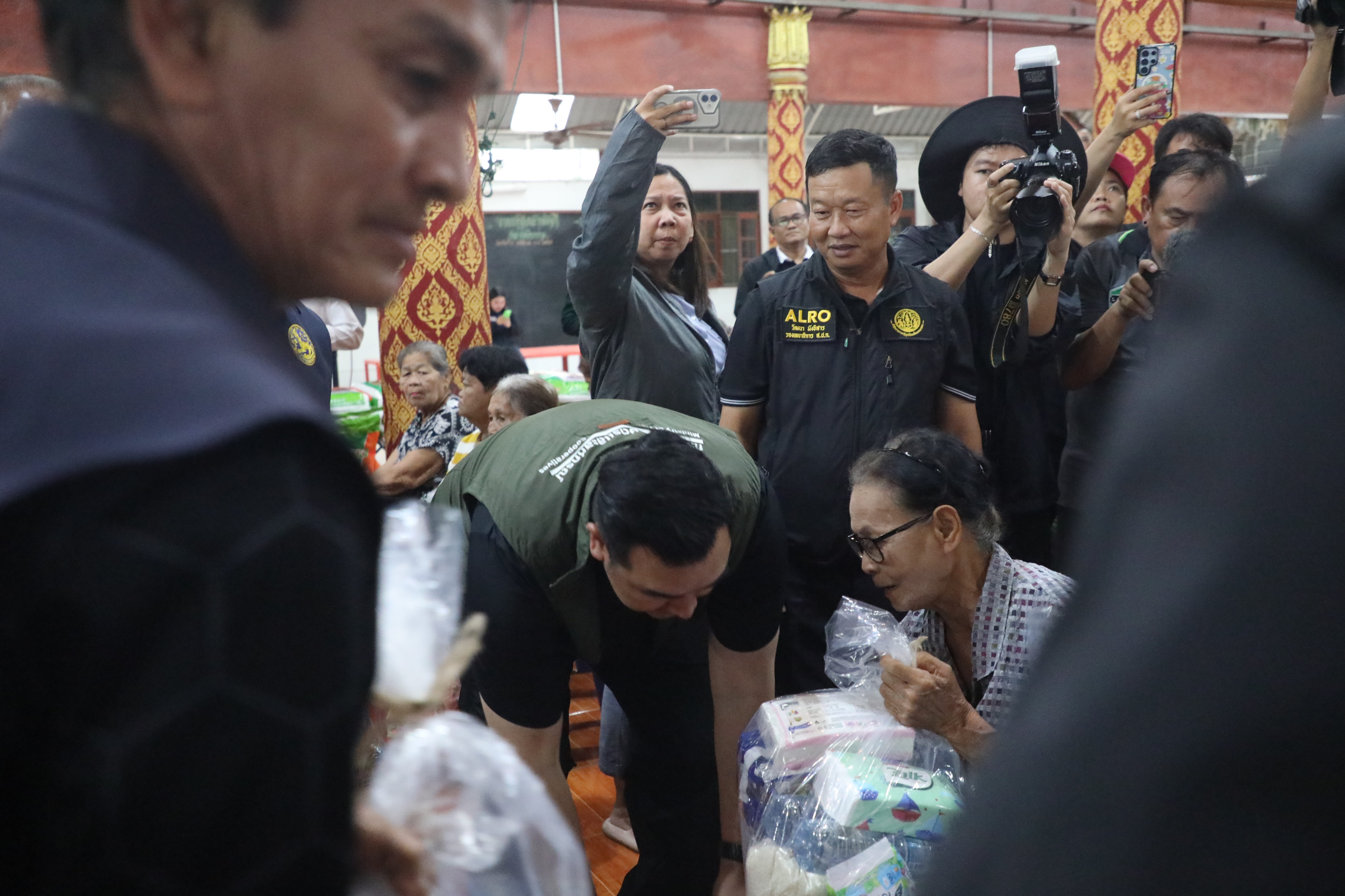 title - ส.ป.ก. ติดตามรมช.เกษตรฯ ช่วยเหลือพี่น้องผู้ประสบอุทกภัย ในเขตจังหวัดปทุมธานี